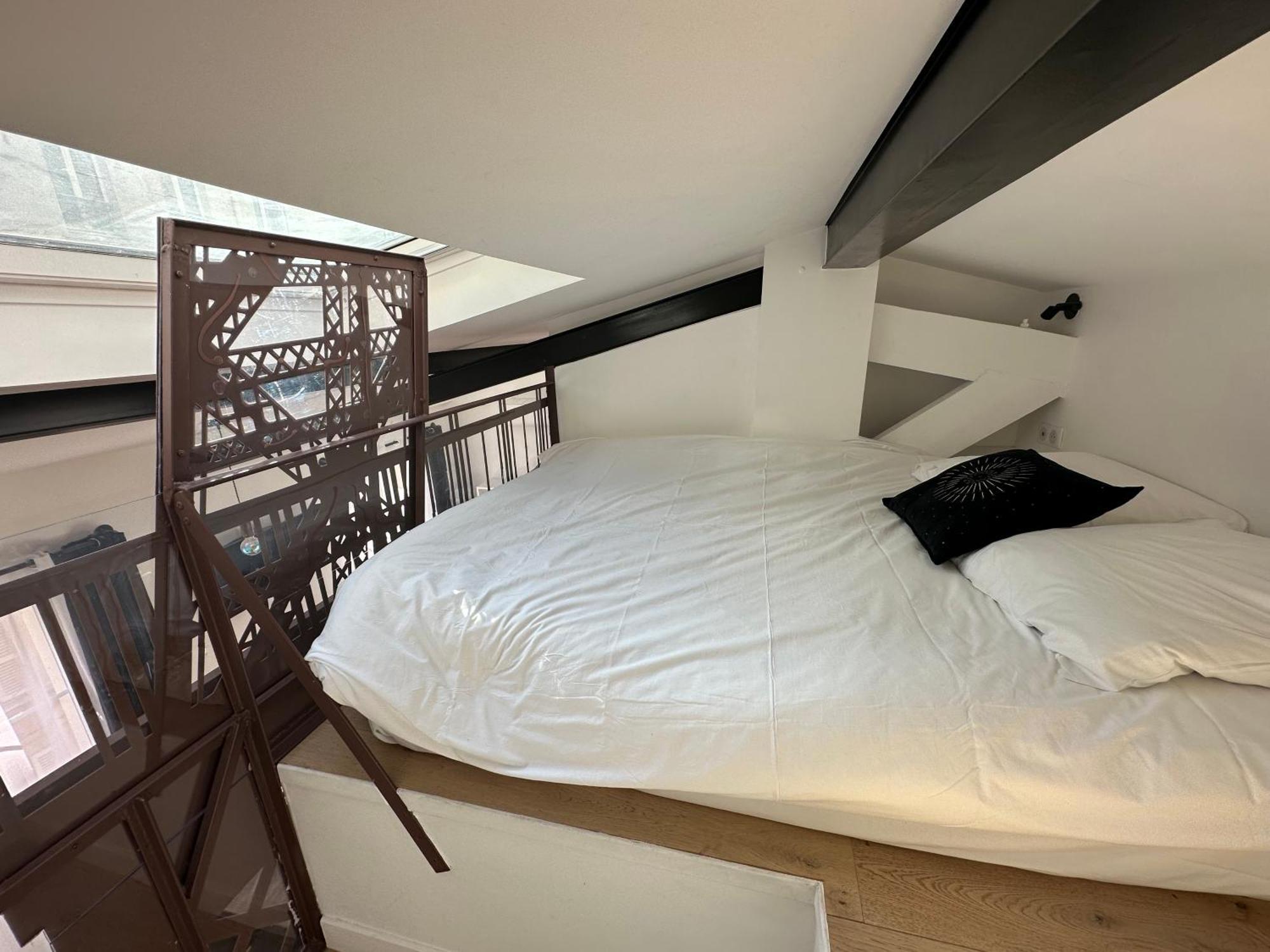 Beatrice Et Emmanuel Meuble Eiffel Paris