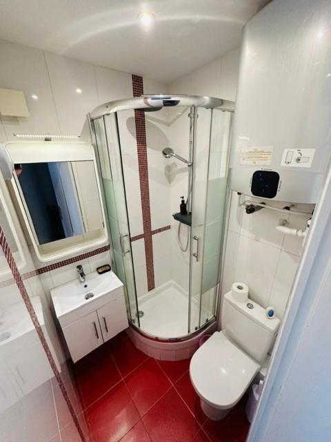 Beatrice Et Emmanuel Meuble Eiffel Aparthotel 4*