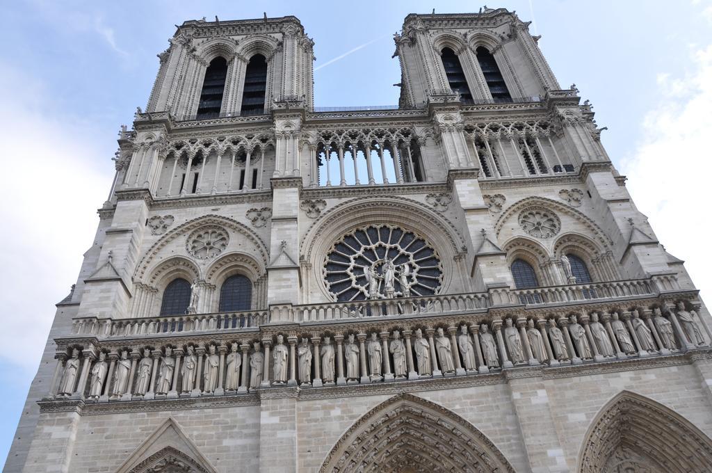 Beatrice Et Emmanuel Meuble Eiffel Paris
